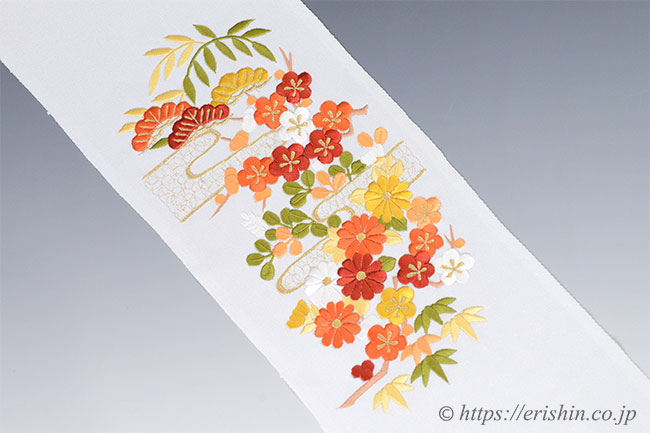 刺繍礼装半襟（ヱ霞に四季の花/白地）渡敬『着物・呉服えり新』