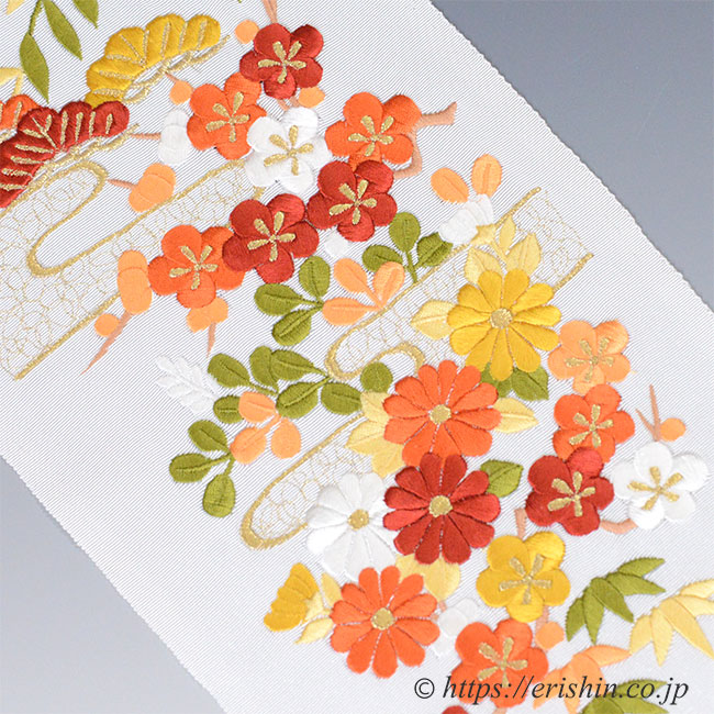 刺繍礼装半襟（ヱ霞に四季の花/白地）渡敬『着物・呉服えり新』