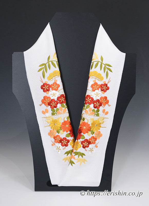 刺繍礼装半襟（ヱ霞に四季の花/白地）渡敬『着物・呉服えり新』