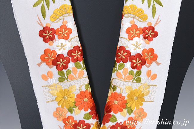 刺繍礼装半襟（ヱ霞に四季の花/白地）渡敬『着物・呉服えり新』