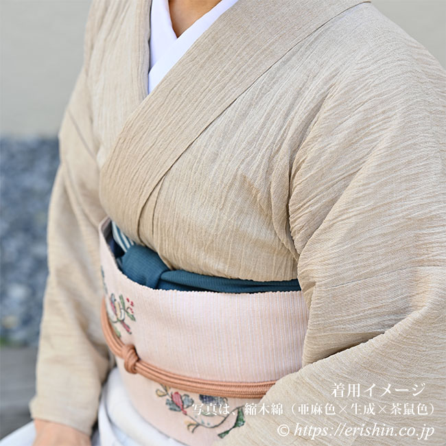 「おでかけ縮木綿（熨斗目/亜麻色×生成×茶鼠色」の着用例