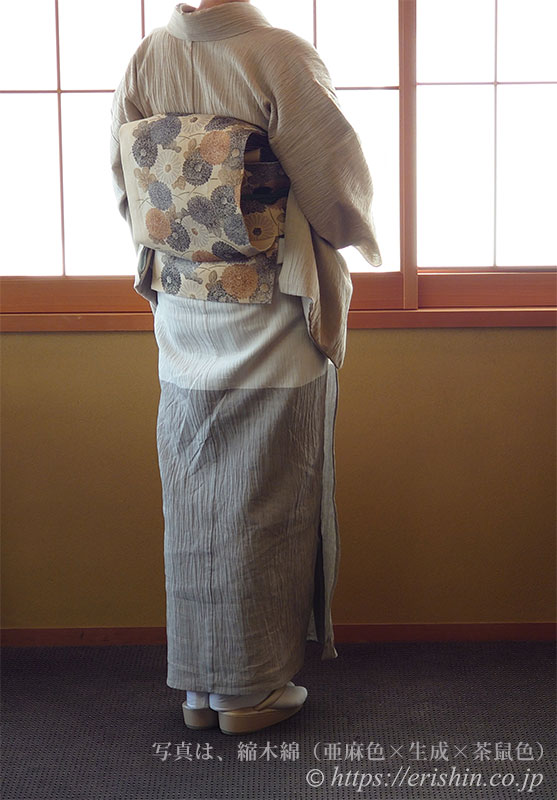 「おでかけ縮木綿（熨斗目/亜麻色×生成×茶鼠色」の着用例