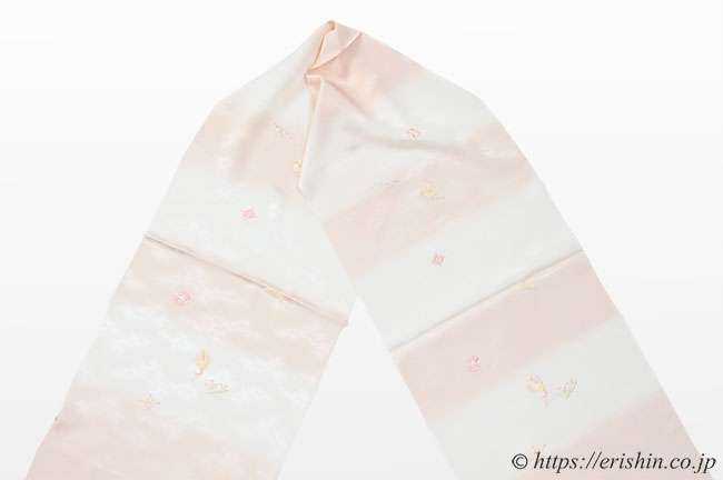 帯揚げ（飛雲に宝尽くし・刺繍/珊瑚色）-呉服えり新 《 趣味のきもの えり新 》